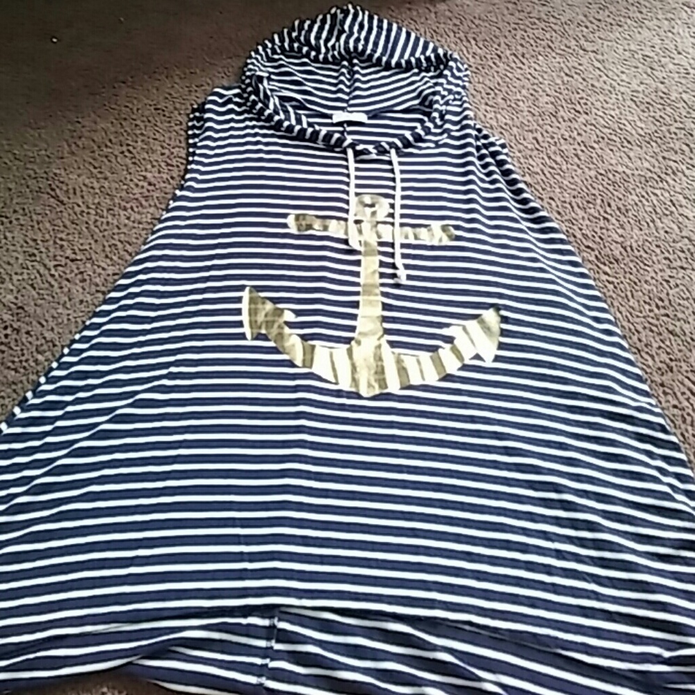 Tank with hood